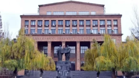 ՊՆ ծառայողը Երևանի պետական համալսարանում կոտրել է դռան ապակին, ապա վնասել սրճեփ սարքը