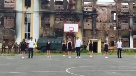 ՏԵՍԱՆՅՈՒԹ. Ուկրաինացի շրջանավարտների պարը` ավերված դպրոցի մոտ