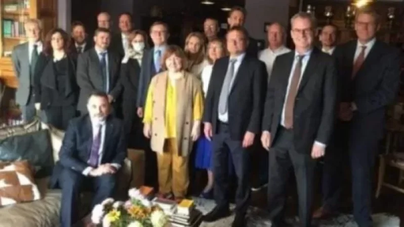 Եվրոպացի դեսպանները հերթապահում են Սվետլանա Ալեքսիևիչի տանը