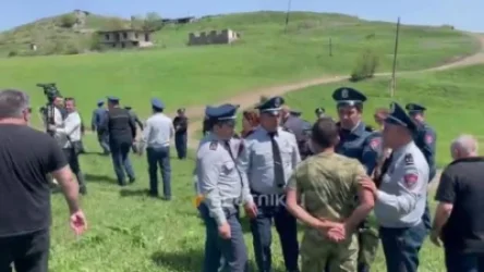 ՏԵՍԱՆՅՈՒԹ. Ոսկեպարի եկեղեցու մոտ լարված իրավիճակ է. ոստիկանները պատ են կազմել