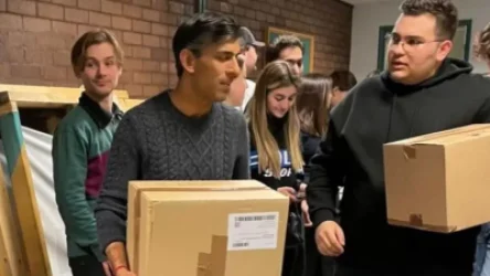 Ռիշի Սունակն օգնել է կամավորներին փաթեթավորել Սիրիա և Թուրքիա ուղարկվող օգնությունը