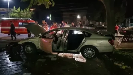 Արտաշատում Nissan-ը դուրս է եկել ճանապարհի երթևեկելի հատվածից և բախվել ճամփեզրի էլեկտրական սյանը