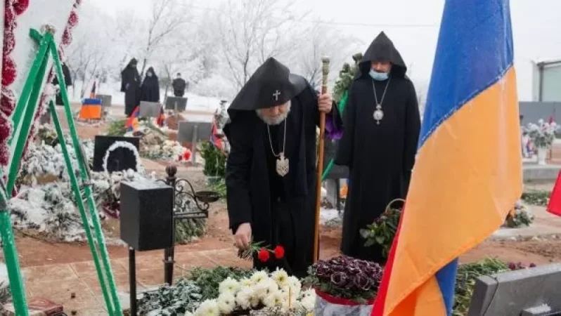 Գարեգին Բ-ն այցելել է «Եռաբլուր»՝ Սուրբ Ծննդյան ավետիսը փոխանցելու ննջող հերոսներին