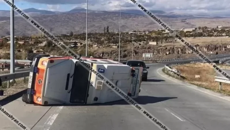 Աշտարակ կամրջի սկզբնամասում Mercedes-ը բախվել է երկաթե արգելապատնեշներին և կողաշրջվել