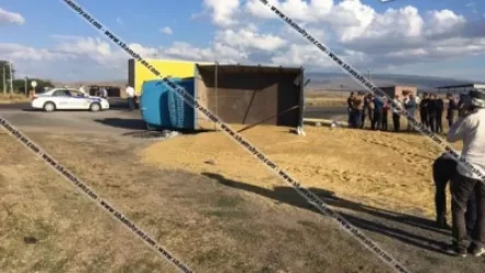 Խոշոր ավտովթար Շիրակի մարզում. բախվել են MAN և ցորենով բարձված ЗИЛ մակնիշի բեռնատարները