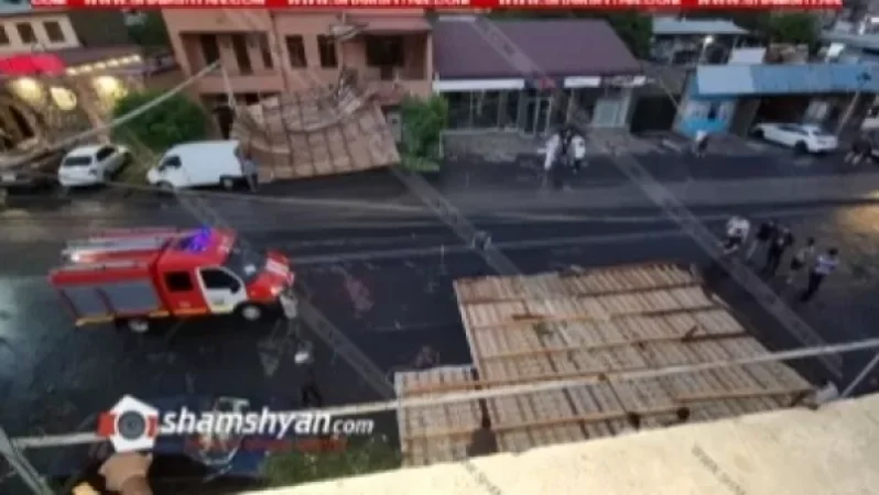 Արտակարգ դեպք Երևանում. ուժեղ քամին պոկել ու շպրտել է քաղաքացու տան տանիքը. Shmshyan. com
