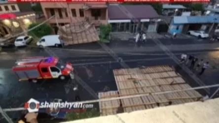 Արտակարգ դեպք Երևանում. ուժեղ քամին պոկել ու շպրտել է քաղաքացու տան տանիքը. Shmshyan. com