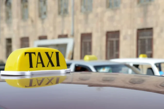 Ասում են՝ մի րոպե կանգնեք, խանութ մտնեմ, հետո փախչում են․ օնլայն տաքսիների վարորդները բողոքի ակցիա են իրականացնում