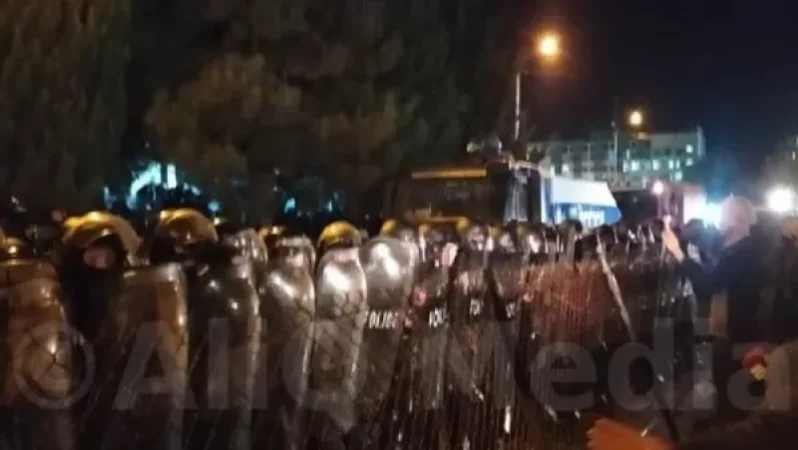 Ջրցան մեքենա և արցունքաբեր գազ՝ Թբիլիսիում