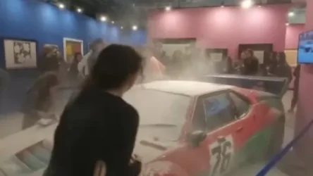 ՏԵՍԱՆՅՈՒԹ․ Էկոակտիվիստները 8 կգ ալյուր են լցրել թանգարանում գտնվող Ուորհոլի մեքենայի վրա