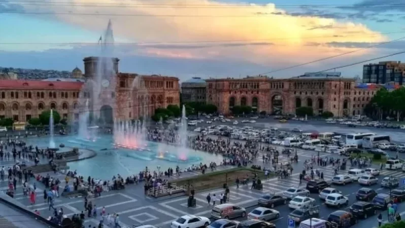 Հանրապետության հրապարակի շենքերից մի քանիսը վթարային են դառնում .  «Հրապարակ»