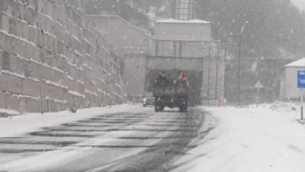 Դիլիջանի ոլորաններում, Մեղրիի, Իջևանի, Հրազդանի, Վանաձորի, Մարտունիի ճանապարհներին ձյուն է