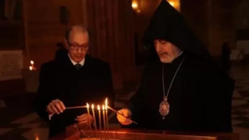 ԱԳ նախարարը Մոսկվայում է. եկեղեցում նա հարգանքի տուրք է մատուցել 1988-ի զոհերի հիշատակին