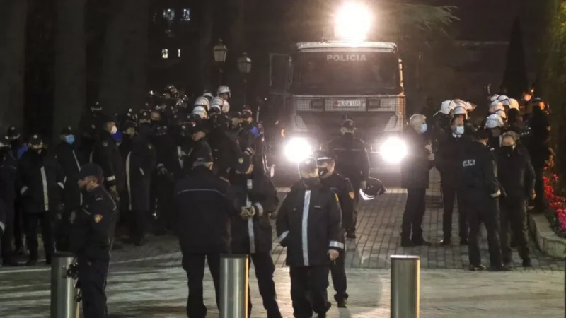 Ալբանիայում հարյուրավոր ցուցարարներ փորձել են ներխուժել երկրի խորհրդարան