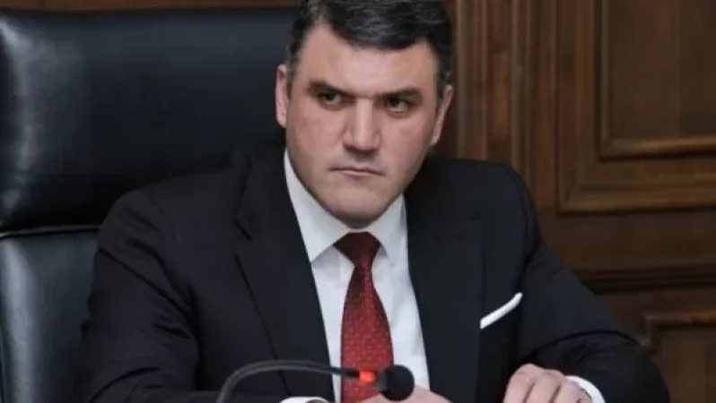 Զոհրաբ Մնացականյանը կապտակեր Փաշինյանին․ «Ժողովուրդ»