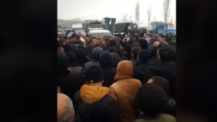 ՏԵՍԱՆՅՈՒԹ. Երևան-Սևան մայրուղին դեռ փակ է. մարզպետը բանակցում է մարդկանց հետ