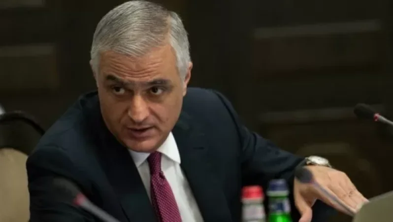 Photos: Deputy Prime Minister and Prime Minister Monitor News as Armenia Discusses Ruble Payments for Gas