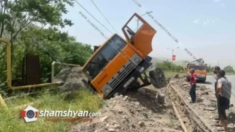 Ցեմենտի հումքով բարձված КамАЗ-ով բախվել է գազատար խողովակներին ու կողաշրջվել