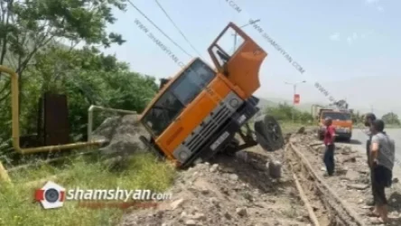 Ցեմենտի հումքով բարձված КамАЗ-ով բախվել է գազատար խողովակներին ու կողաշրջվել