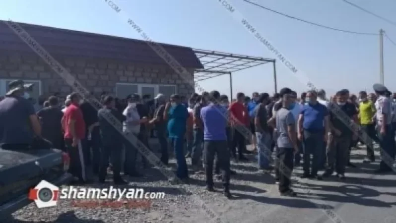 Մի քանի գյուղերի բնակիչներ փակել են Էջմիածին-Մարգարա ճանապարհը, ժամանել են մարզի ոստիկանապետն ու տարածքի ոստիկանապետը
