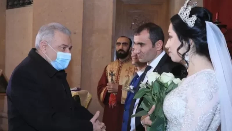 Ամուսնանալու որոշումը կայացրել են ռազմաճակատում. ՊՆ Վաղարշակ Հարությունյանը ներկա է գտնվել պսակադրության արարողությանը