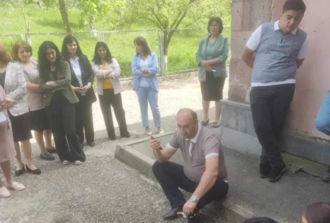 Բաղանիսում Նոյեմբերյանի քրեական հետախուզության բաժնի պետը համոզում է, որ աշակերտները դադարեցնեն դասադուլը