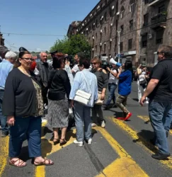 ՏԵՍԱՆՅՈՒԹ․ Քաղաքացիները փակել են Երևանի Չարենց փողոցի սկզբնամասը