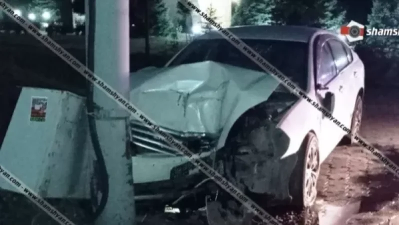 Nissan-ը Եռաբլուրի ճանապարհին դուրս է եկել երթևեկելի գոտուց և բախվել էլեկտրասյանը