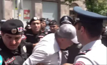 ՏԵՍԱՆՅՈՒԹ․ ՆԳՆ–ի դիմաց բերետավորներն ուժով բացեցին փողոցը բերման ենթարկելով ցուցարարներին