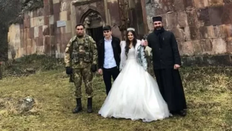 Լուսանկարներ. Հարսանիք Խորանաշատի վանքում՝ թշնամուց 100 մ հեռավորության վրա