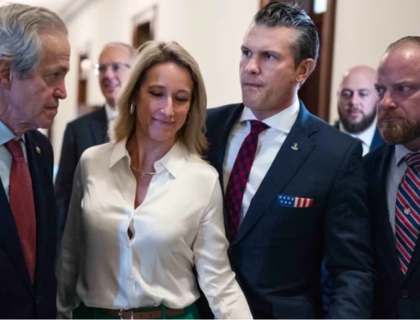 Պենտագոնի ղեկավարը իր կնոջը տարել է պետական գաղտնիք պարունակող հանդիպումների