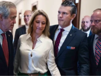 Պենտագոնի ղեկավարը իր կնոջը տարել է պետական գաղտնիք պարունակող հանդիպումների