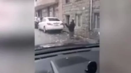 ՏԵՍԱՆՅՈՒԹ. Ո՞վ Երևանի փողոցներում ծնկաչոք աղոթող տղամարդը. ArmDaily