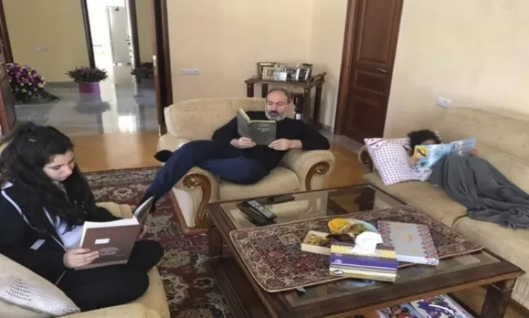 Հազվադեպ կիրակի, երբ հայրիկը մնացել է տանը.Աննա Հակոբյան