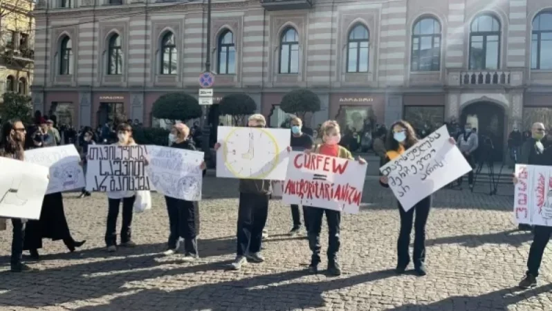 Թբիլիսիում բողոքի ցույց է տեղի ունեցել. պահանջում են չեղարկել պարետային ժամը