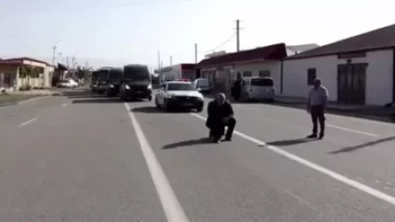 ՏԵՍԱՆՅՈՒԹ. Րաֆֆի Հովհաննիսյանին թույլ չտվեցին բարձրանալ հուշահամալիր. նա ծաղիկները խոնարհեց հենց ասֆալտին