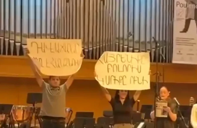 Երիտասարդները Տավուշին աջակցող պաստառներով բարձրացել են Օպերայի դահլիճի և Պարոնյանի անվան թատրոնի բեմեր