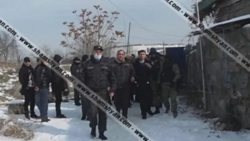 Ատրճանակից կրակոցներ է արձակել, ինչից հետո իր 3-ամյա որդուն պահել է մոտն ու սպառնացել, որ կվնասի