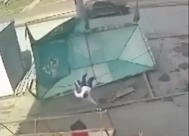 ՏԵՍԱՆՅՈՒԹ․ Ուժեղ քամու հետևանքով շրջված վրանը տապալել է կնոջը․ ՌԴ