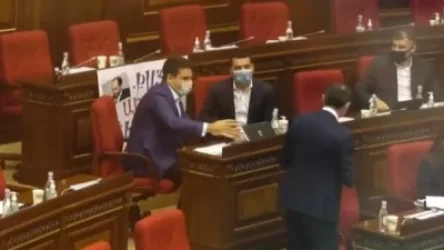 ՏԵՍԱՆՅՈՒԹ. Ինչպես են Ալեն Սիմոնյանը և Հրաչյա Հակոբյանը նկարվում են Ա. Հարությունյանի հեռացումը պահանջող պաստառի ֆոնին