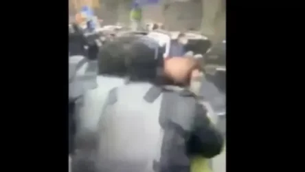 ՏԵՍԱՆՅՈՒԹ. Հատուկ ջոկատայինները  բերման են ենթարկում վարչապետի հրաժարականը պահանջող ցուցարարներին