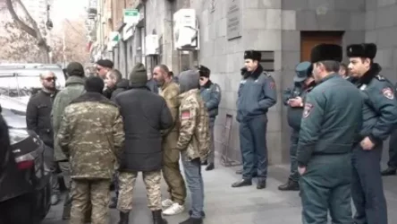 Բողոքի ակցիա` ՊԵԿ-ի դիմաց. ոստիկանական ուժեր են կենտրոնացվել