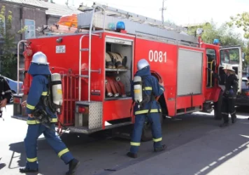 Մեքենան բախվել է ռեստորանի պարսպին և բռնկվել․ կան տուժածներ