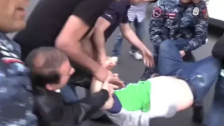 ՏԵՍԱՆՅՈՒԹ. Ոստիկանները բռնի ուժով բերման ենթարկեցին ցուցարարին. լարված իրավիճակ` ՔՊ-ի գրասենյակի մոտ