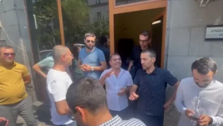 ՏԵՍԱՆՅՈՒԹ. «8 հազար դոլարանոց մեքենայի դիմաց պետք է վճարեն 15-20 հազար դոլար դեպոզիտ». բողոքի ակցիա ՊԵԿ-ի դիմաց