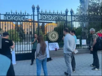 Բռունցքդ վեր, բիրտ ուժով փորձելու են բացել կամուրջը․ բողոքի ակցիա՝ ԱԺ-ի մոտ