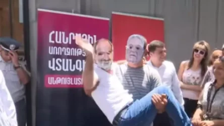 ՏԵՍԱՆՅՈՒԹ. «Սորոսը գրկեց Փաշինյանին». դերախաղով ընդդիմադիրներն ավարտվեցին բողոքի ակցիան