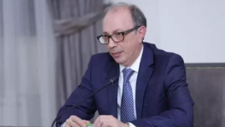 Արա Այվազյանը կիսատ թողեց կառավարության նիստը ու արագ դուրս եկավ