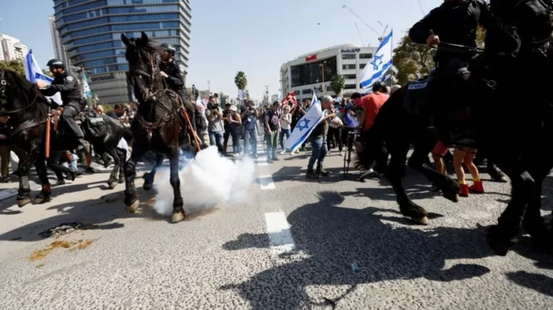 Իսրայելում ուժայինները ջրցան մեքենաներ և լուսաձայնային նռնակներ են կիրառել ցուցարարների դեմ
