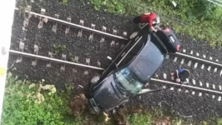 ՏԵՍԱՆՅՈՒԹ. Ավտոմեքենան Դեբեդ գետի կամրջից ընկել է ու հայտնվել երկաթգծի վրա